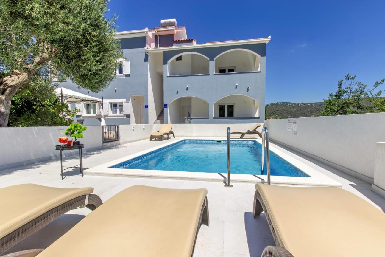 Villa Dalmatian Child With Swimming Pool, Close To The Beach Vinišće Екстериор снимка