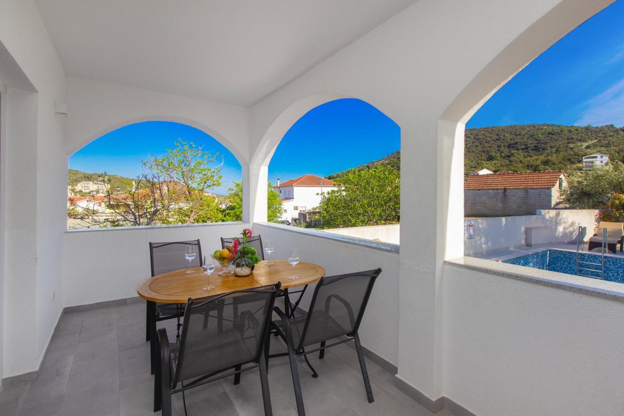 Villa Dalmatian Child With Swimming Pool, Close To The Beach Vinišće Екстериор снимка