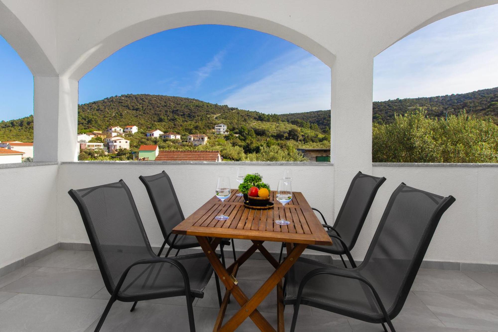 Villa Dalmatian Child With Swimming Pool, Close To The Beach Vinišće Екстериор снимка